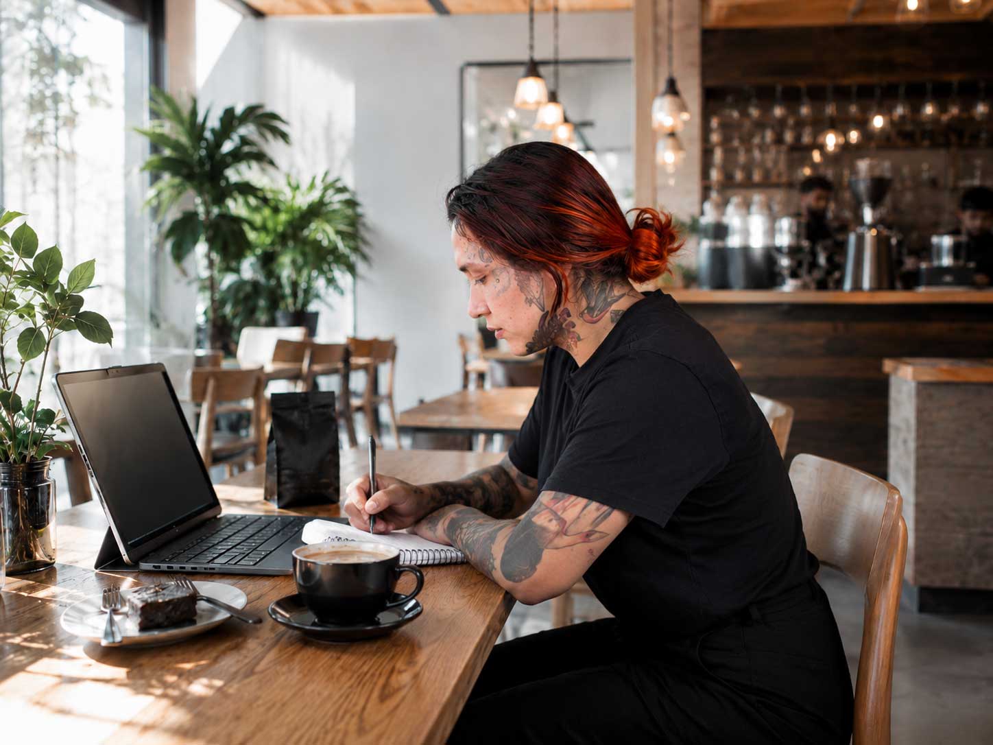 Cat escribiendo recomendaciones en una cafetería de especialidad